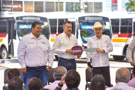 Entrega gobernador Durazo a presidente Lamarque 15 nuevas unidades de transporte público en Cajeme