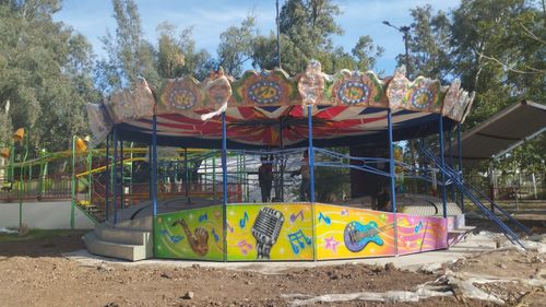 Avanza instalación de juegos mecánicos en el parque infantil Ostimuri