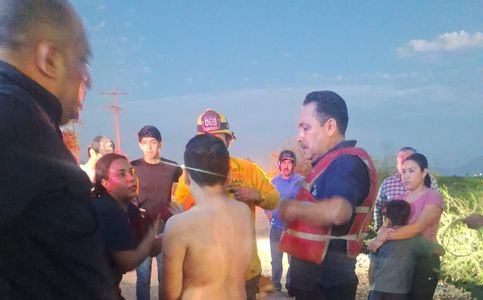Apoyan policías municipales con rescate a menor en el canal bajo