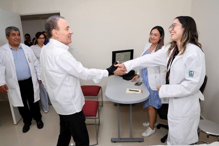 Gobernador Durazo impulsa capacitación a médicos con mil becas para fortalecer atención a la salud
