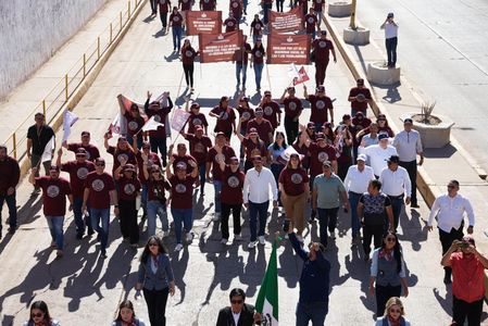 Encabeza Javier Lamarque desfile por el día del trabajo 2026