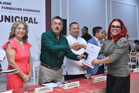 RECONOCEN AYUNTAMIENTO Y SEC A MAESTRAS Y MAESTROS DE CAJEME POR 20 AÑOS DE SERVICIO