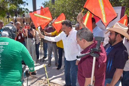 Da banderazo Javier Lamarque a remodelación de alberca del módulo deportivo de la plaza Constitución.