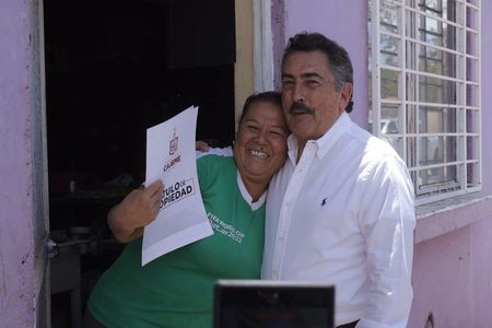 Con justicia social y certeza jurídica Lamarque entrega personalmente títulos de propiedad a familias de e Cajeme