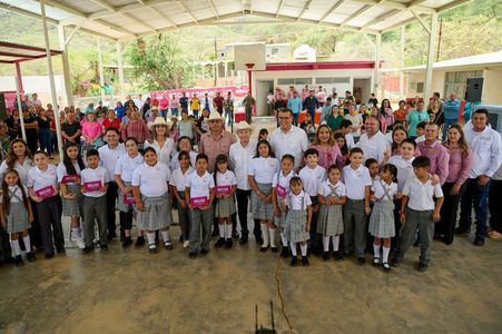 Lleva Gobernador Durazo becas, obras y servicios gratuitos a miles de familias de la sierra sonorense