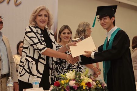 Alcaldesa Claudia Santacruz Avilés preside ceremonia de graduación del COBACH plantel Obregón III