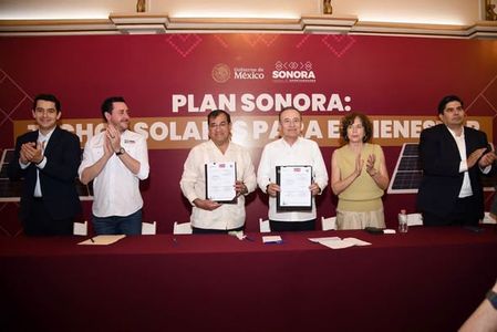 Gobernador Durazo lleva energía solar a hogares para reducir hasta 70% el recibo de luz