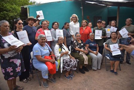 Cumple gobierno de Cajeme el sueño de 12 familias con la entrega de escrituras