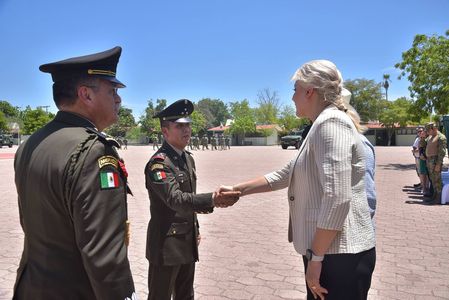 Atestigua presidenta Claudia Santacruz toma de posesión de mando y protesta de bandera del nuevo comandante del 60 batallón de infantería