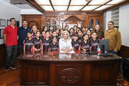 Reconoce alcaldesa Claudia Santacruz a yaquesitas de Estación Corral por hacer del deporte un estilo de vida.