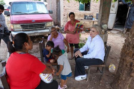 Brinda Claudia Santacruz atención a zonas afectadas por lluvias en Cajeme