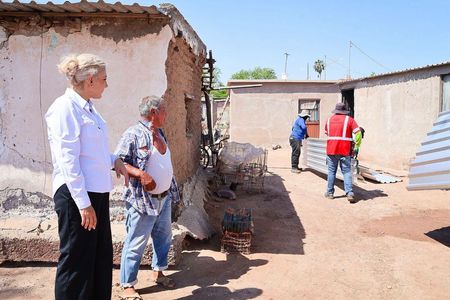 Lleva Claudia Santacruz apoyos directamente a familias de la comunidad rural afectadas por lluvias y viento