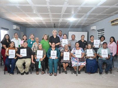 Fortalece Claudia Santacruz el patrimonio de familias cajemenses con entrega de escrituras