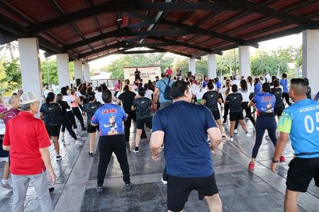 Más de un centenar de cajemenses participaron en la clase nacional de zumba promovida por el gobierno municipal.