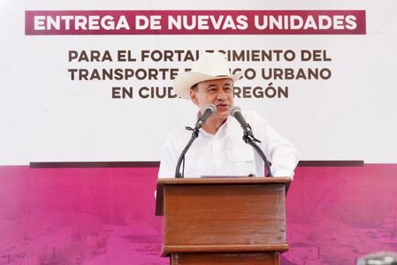 Gobernador Durazo cumple con entrega de nuevas unidades de transporte urbano para Ciudad Obregón