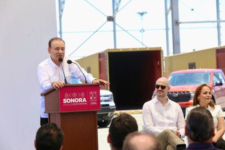Puerto de Guaymas potencia su capacidad logística con llegada de grúas especializadas: Gobernador Durazo