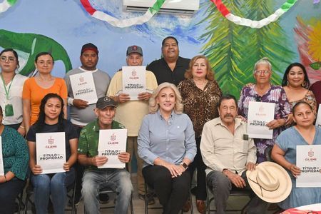 Alcaldesa Claudia Santacruz entrega escrituras y asegura el patrimonio de diez familias en Pueblo Yaqui