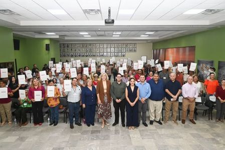 Entrega presidenta municipal títulos de propiedad y testamentos públicos a 93 familias de varias colonias y comunidades