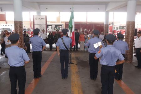 Realiza gobierno municipal ceremonia de abanderamiento en bomberos de Cajeme